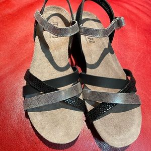 Munro summer strap sandals. Worn once. Size 10 M